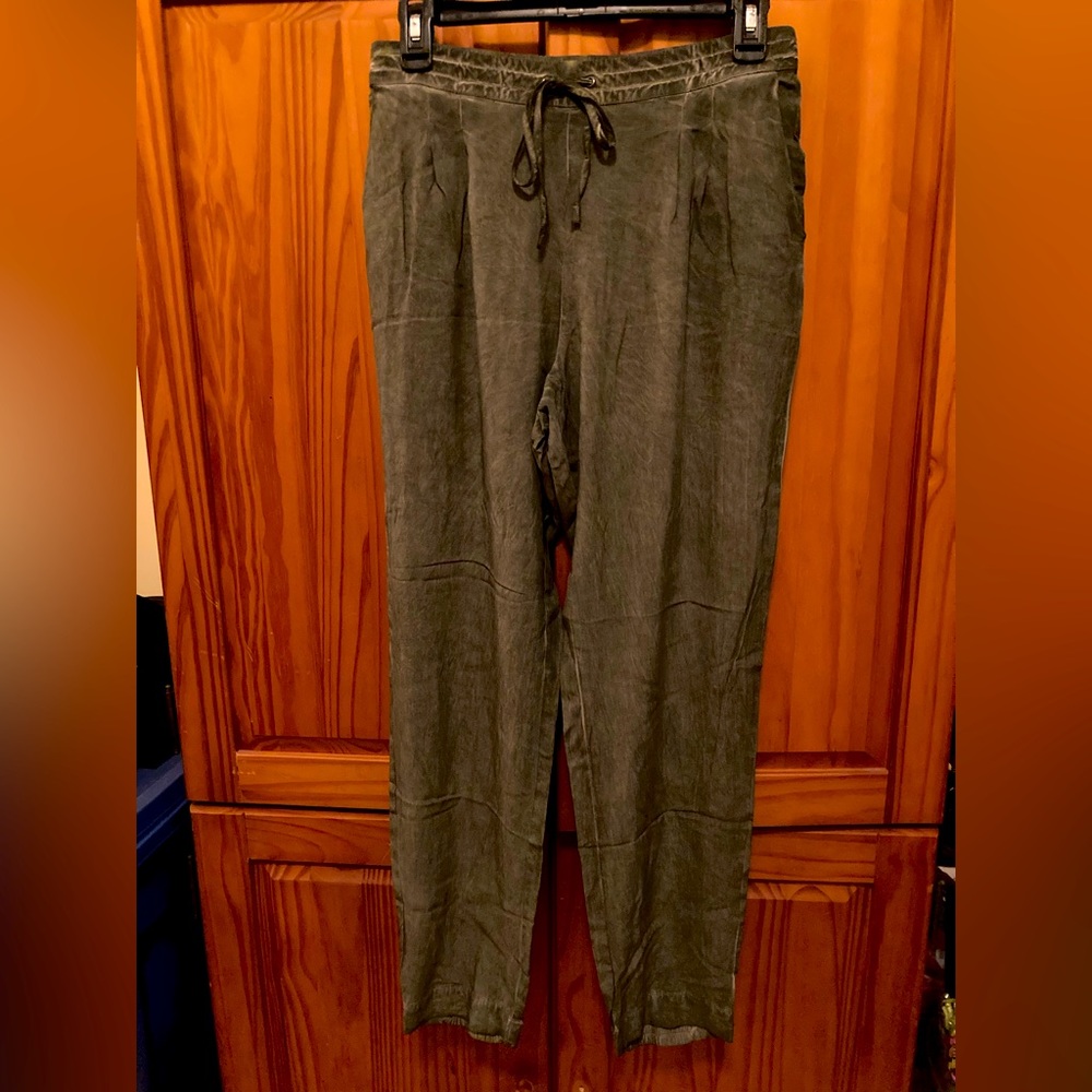 New W/ Tags! Beautiful Soft Pull on Pants Size M
